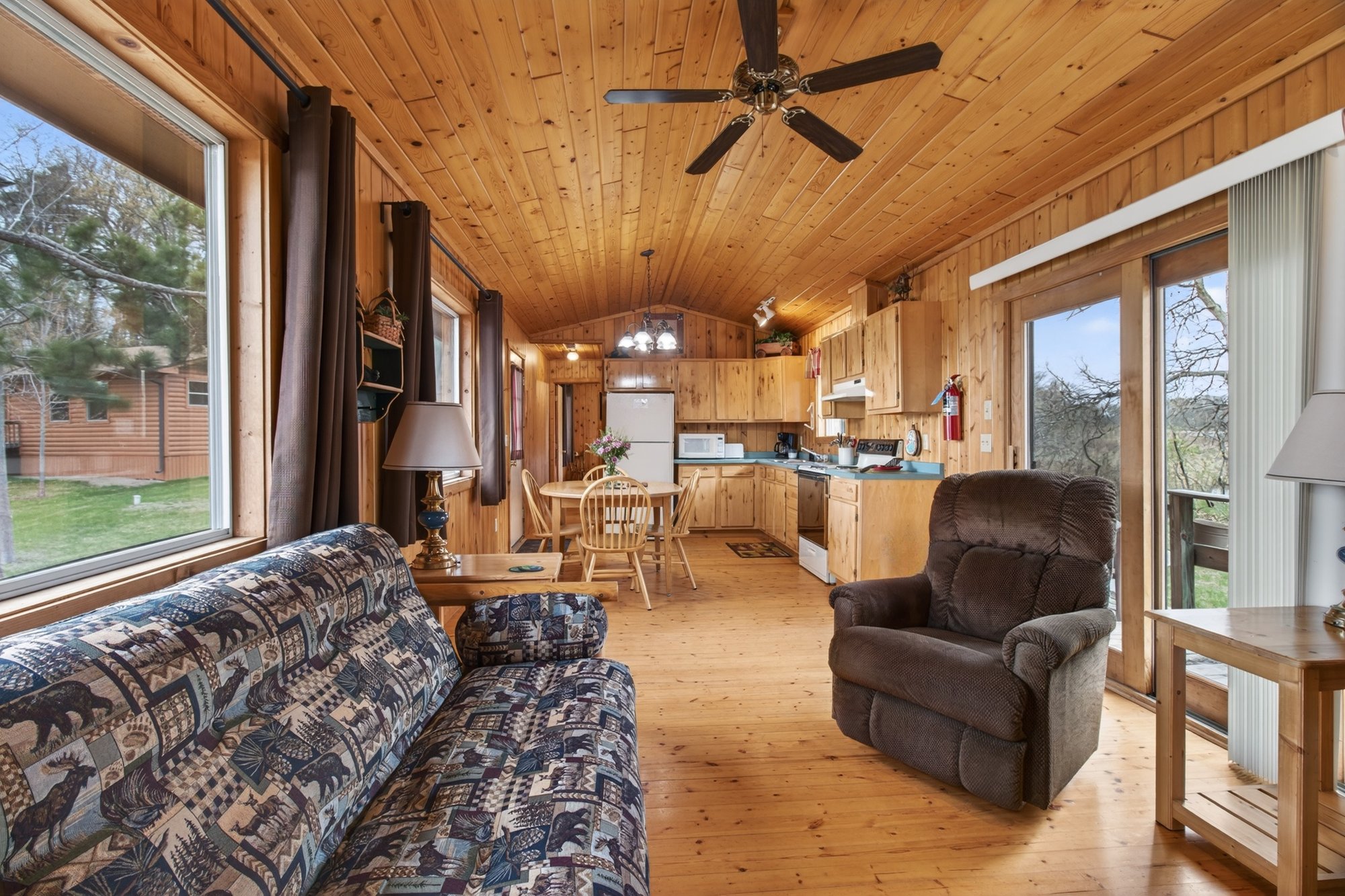 039_Cabin 10 Interior 1 (2)