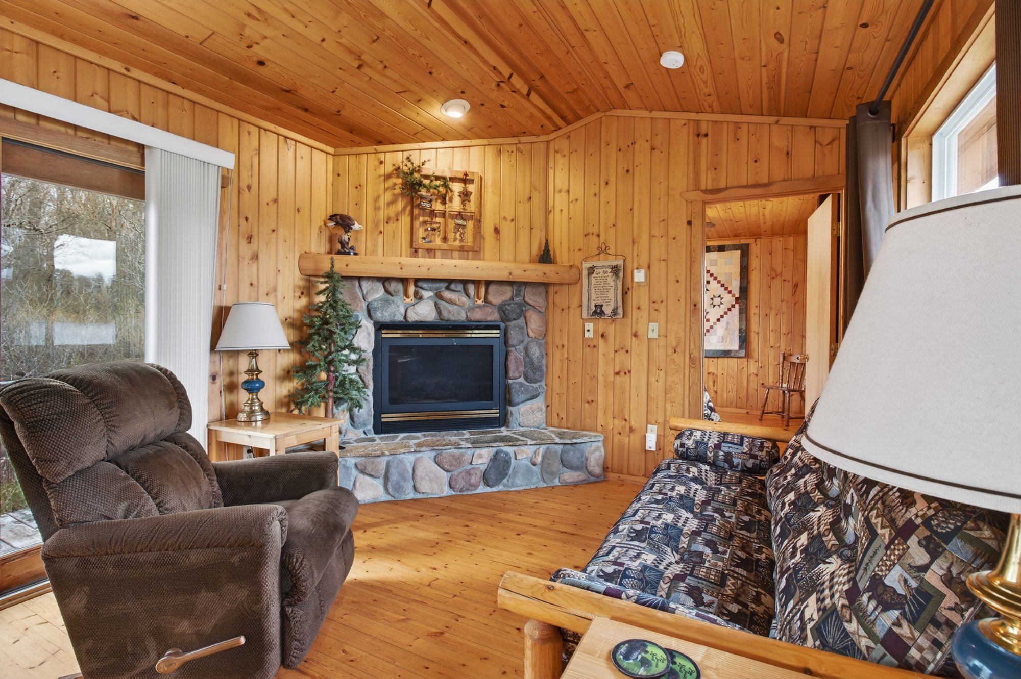 041_Cabin 10 Interior 3 (2)