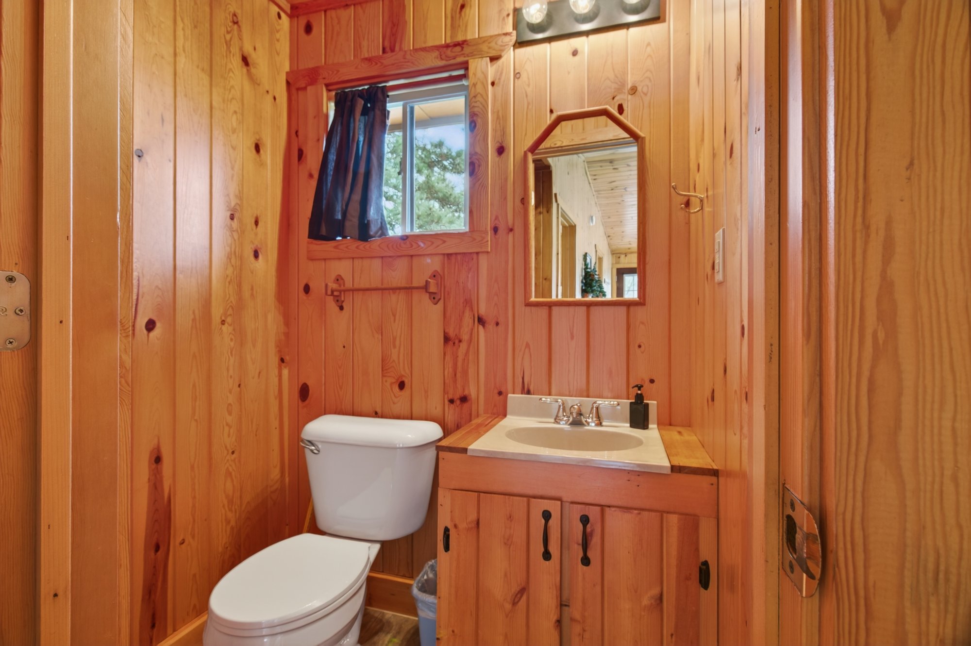 027_Cabin 8 Interior 5 (1)