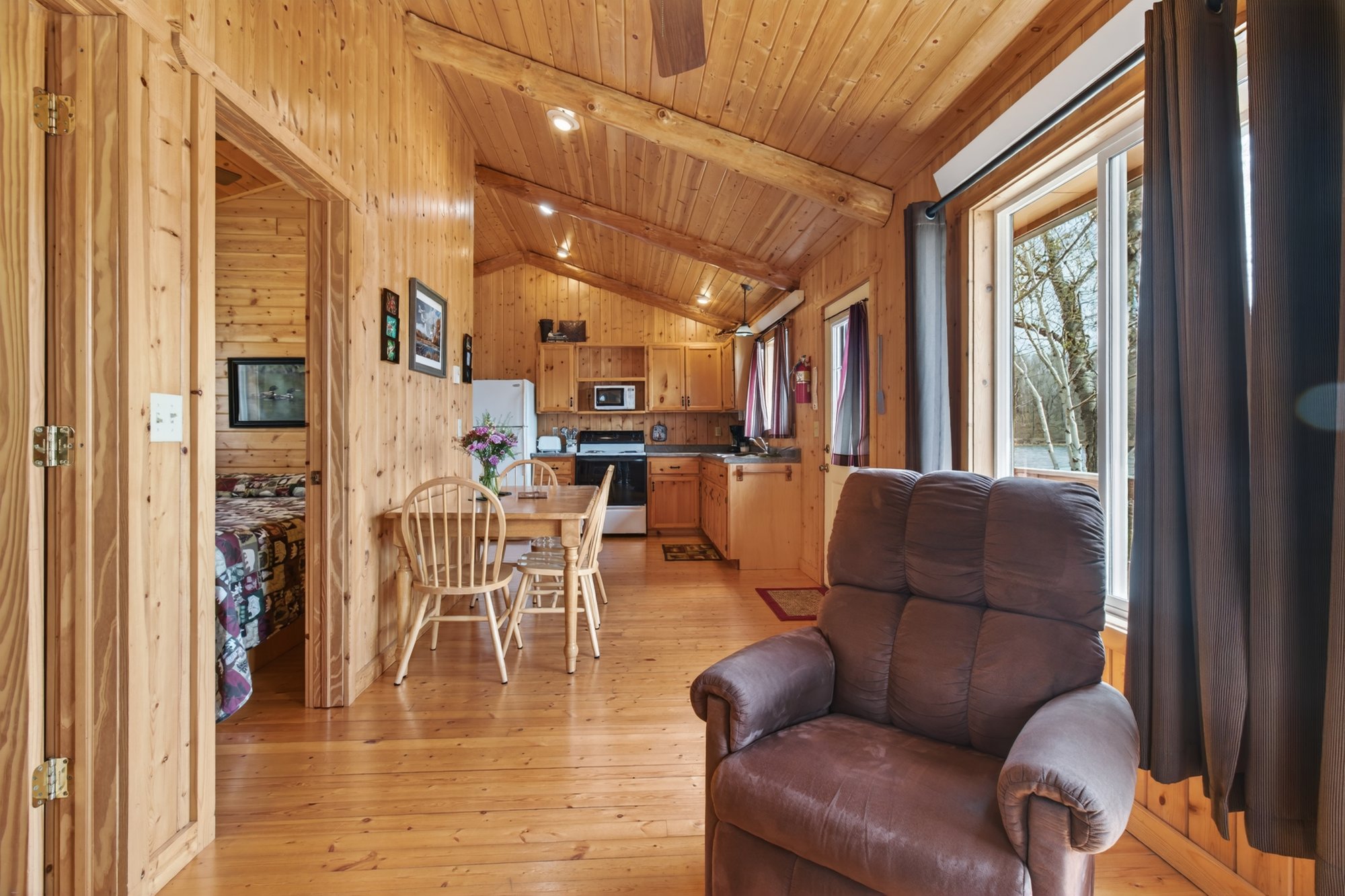 008_Cabin 4 Interior 1 (1)
